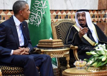 epa04589116 A handout picture provided by the Saudi Press Agency (SPA) shows US President, Barack Obama (L) sitting with the new Saudi King, Salman bin Abdul Aziz (R), shortly after his arrival in Riyadh, Saudi Arabia, 27 January 2015. Obama cut short his trip to India to head a high profile delegation to one of America's closest allies in the Middle East to offer his condolences on the death of the late King Abdullah bin Abdulaziz al-Saud and attend a bilateral meeting at the Erga Palace, to discuss regional developments including Yemen, Iran and the ongoing unrest resulting form the activities of the group calling themselves the Islamic State (IS).  EPA/SAUDI PRESS AGENCY / HANDOUT  HANDOUT EDITORIAL USE ONLY/NO SALES