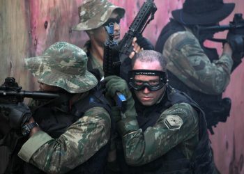 100511-N-4205W-194 
BRAZIL (May 11, 2010) Members of the Brazilian Marine Corps Special Operations Battalion clear a house using tactics exchanged with U.S. Navy SEALs during a joint combined exchange training exercise. The bi-lateral training course was facilitated by U.S. Navy SEALS and special warfare combatant-craft crewmen. (U.S. Navy photo by Chief Mass Communication Specialist Kathryn Whittenberger/Released)