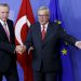 European Commission President Jean-Claude Juncker welcomes Turkey's President Tayyip Erdogan (L) at the EU Commission headquarters in Brussels, Belgium October 5, 2015. Erdogan mocked European Union overtures for help with its migration crisis during a long-awaited visit to Brussels on Monday that in the end was partly overshadowed by Russia's violation of Turkish airspace near Syria. REUTERS/Francois Lenoir