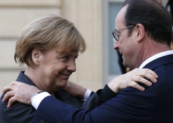 French President Francois Hollande (R) welcomes Germany's Chancellor Angela Merkel as she arrives at the Elysee Palace before the solidarity march (Rassemblement Republicain) in the streets of Paris January 11, 2015. French citizens will be joined by dozens of foreign leaders, among them Arab and Muslim representatives, in a march on Sunday in an unprecedented tribute to this week's victims following the shootings by gunmen at the offices of the satirical weekly newspaper Charlie Hebdo, the killing of a police woman in Montrouge, and the hostage taking at a kosher supermarket at the Porte de Vincennes.     REUTERS/Pascal Rossignol (FRANCE  - Tags: CRIME LAW POLITICS CIVIL UNREST SOCIETY)   - RTR4KWCH