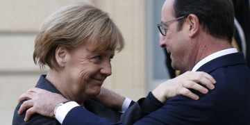 French President Francois Hollande (R) welcomes Germany's Chancellor Angela Merkel as she arrives at the Elysee Palace before the solidarity march (Rassemblement Republicain) in the streets of Paris January 11, 2015. French citizens will be joined by dozens of foreign leaders, among them Arab and Muslim representatives, in a march on Sunday in an unprecedented tribute to this week's victims following the shootings by gunmen at the offices of the satirical weekly newspaper Charlie Hebdo, the killing of a police woman in Montrouge, and the hostage taking at a kosher supermarket at the Porte de Vincennes.     REUTERS/Pascal Rossignol (FRANCE  - Tags: CRIME LAW POLITICS CIVIL UNREST SOCIETY)   - RTR4KWCH