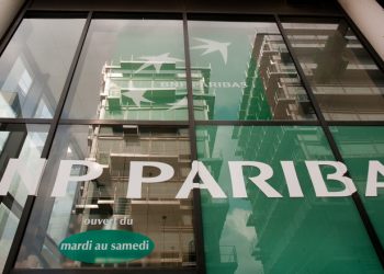 A picture taken on April 14, 2012 in Paris, shows the entrance of a BNP Paribas bank.  AFP PHOTO LOIC VENANCE