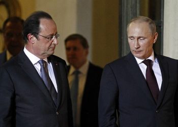 PARIS, FRANCE - JUNE 05:  French President Francois Hollande (L) escorts Russian President Vladimir Putin after their meeting and dinner at the Elysee Palace on June 5, 2014, in Paris, France. Russian President Vladimir Putin met for talks with French President Francois Hollande, as world leaders engaged in a bout of shuttle diplomacy over Ukraine ahead of D-Day ceremonies.   (Photo by Thierry Chesnot/Getty Images)