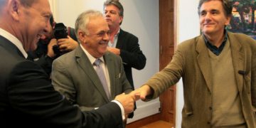 Ο  διοικητής της Τράπεζας της Ελλάδος, Γιάννης  Στουρνάρας συνομιλεί με τον Ιωάννη Δραγασάκη και τον Ευκλείδη Τσακαλώτο στο γραφείο του  προέδρου του ΣΥΡΙΖΑ στη Βουλή, Πέμπτη 30 Οκτωβρίου 2014.Με τον διοικητή της Τράπεζας της Ελλάδος Γιάννη  Στουρνάρα είχε συνάντηση ο πρόεδρος του ΣΥΡΙΖΑ Αλέξης Τσίπρας. ΑΠΕ-ΜΠΕ/ΑΠΕ-ΜΠΕ/Παντελής Σαίτας