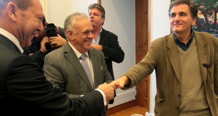 Ο  διοικητής της Τράπεζας της Ελλάδος, Γιάννης  Στουρνάρας συνομιλεί με τον Ιωάννη Δραγασάκη και τον Ευκλείδη Τσακαλώτο στο γραφείο του  προέδρου του ΣΥΡΙΖΑ στη Βουλή, Πέμπτη 30 Οκτωβρίου 2014.Με τον διοικητή της Τράπεζας της Ελλάδος Γιάννη  Στουρνάρα είχε συνάντηση ο πρόεδρος του ΣΥΡΙΖΑ Αλέξης Τσίπρας. ΑΠΕ-ΜΠΕ/ΑΠΕ-ΜΠΕ/Παντελής Σαίτας