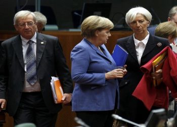 Luxembourg's Prime Minister Jean-Claude Juncker (L), Germany's Chancellor Angela Merkel (C) and IMF President Christine Lagarde (R) attend a euro zone summit in Brussels October 23, 2011.    REUTERS/Yves Herman (BELGIUM  - Tags: POLITICS BUSINESS)