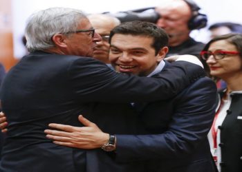 epa04717601 Greek Prime Minister Alexis Tsipras (R) is welcomed by European Commission president Jean-Claude Juncker (L) for the EU Summit in Brussels, Belgium, 23 April 2015. The leaders of the European Union meet in Brussels to tackle an escalating migration crisis and the daily arrival of hundreds of would-be asylum seekers and migrants crossing the Mediterranean.  EPA/OLIVIER HOSLET