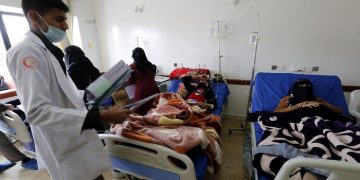 epa05959672 Cholera-infected Yemeni women receive treatment at a hospital in Sana'a, Yemen, 12 May 2017. According to World Health Organization, an acute cholera outbreak in Yemen has claimed the lives of at least 51 people across the conflict-plagued Arab country over the past two weeks, estimating that 7.6 million Yemenis live in areas with a high risk of cholera transmission.  EPA/YAHYA ARHAB