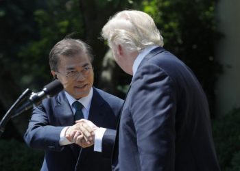 File photo: U.S. President Donald Trump  (R) greets South Korean President Moon Jae-in prior to delivering a joint statement from the Rose Garden of the White House in Washington, U.S., June 30, 2017. REUTERS/Carlos Barria