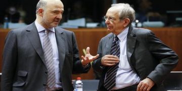 European Commissioner for Economic and Financial Affairs, Taxation and Customs Pierre Moscovici (L) and Italian Finance Minister Pier Carlo Padoan talk at the start of an EU finance ministers council in Brussels, Belgium, 10 November 2015.  EPA/OLIVIER HOSLET