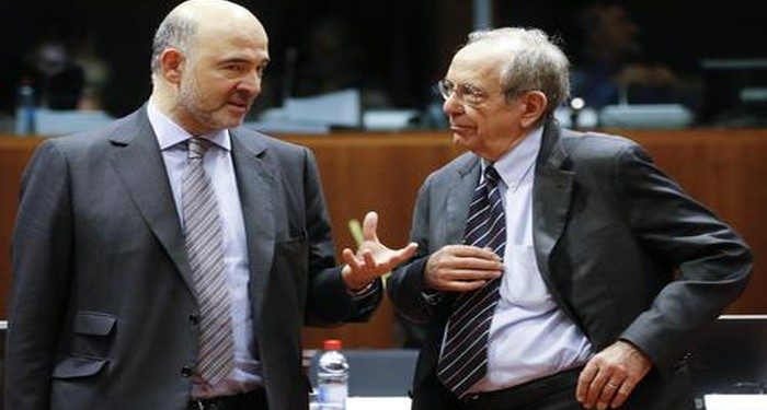 European Commissioner for Economic and Financial Affairs, Taxation and Customs Pierre Moscovici (L) and Italian Finance Minister Pier Carlo Padoan talk at the start of an EU finance ministers council in Brussels, Belgium, 10 November 2015.  EPA/OLIVIER HOSLET