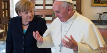 Bundeskanzlerin Angela Merkel und Papst Franziskus nach ihrem Treffen im Vatikan. Foto: Pool / Bundesregierung / Bergmann