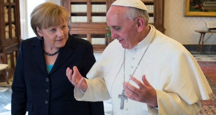 Bundeskanzlerin Angela Merkel und Papst Franziskus nach ihrem Treffen im Vatikan. Foto: Pool / Bundesregierung / Bergmann