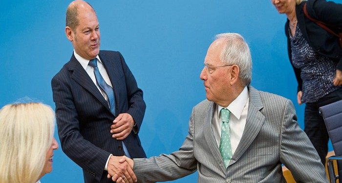 Hamburgs Erster Bürgermeister Olaf Scholz (SPD - 2.v.l.) verabschiedet sich von Bundesfinanzminister Wolfgang Schäuble (CDU) am 27.05.2014 in Berlin nach einer Pressekonferenz. Bundesbildungsministerin Johanna Wanka (CDU - l) und die Bildungsministerin Doris Ahnen (SPD) aus Rheinland-Pfalz flankieren. Im Rahmen der Einigung zur Bildungsfinanzierung soll künftig das Bafög komplett vom Bund übernommen werden. Scholz und Ahnen nahmen an den Verhandlungen für die Bundesländer teil. Foto: Michael Kappeler/dpa +++(c) dpa - Bildfunk+++ | Verwendung weltweit