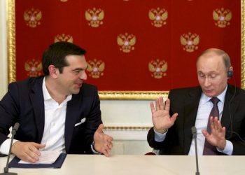 Russian President Vladimir Putin (R) and Greek Prime Minister Alexis Tsipras attend a signing ceremony at the Kremlin in Moscow, April 8, 2015. Greek Prime Minister Alexis Tsipras did not ask for financial aid at talks in Moscow on Wednesday but Russia could provide credits for large joint projects in the future, President Vladimir Putin said. REUTERS/Alexander Zemlianichenko/Pool       TPX IMAGES OF THE DAY