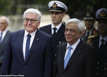 German President Frank-Walter Steinmeier, left, and his Greek counterpart Prokopis Pavlopoulos review the Presidential Guard during a welcome ceremony at the Presidential palace in Athens, Friday, April 7, 2017. Steinmeier is in Greece on a two-day official visit. (AP Photo/Thanassis Stavrakis)