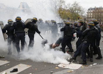 French CRS riot police apprehend a demonstrator during clashes near the Place de la Republique after the cancellation of a planned climate march following shootings in the French capital, ahead of the World Climate Change Conference 2015 (COP21), in Paris, France, November 29, 2015.     REUTERS/Eric Gaillard     - RTX1WCS1