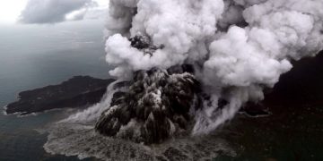 An aerial view of Anak Krakatau volcano during an eruption at Sunda strait in South Lampung, Indonesia, December 23, 2018 in this photo taken by Antara Foto.  Antara Foto/Bisnis Indonesia/Nurul Hidayat/ via REUTERS  ATTENTION EDITORS - THIS IMAGE WAS PROVIDED BY A THIRD PARTY. MANDATORY CREDIT. INDONESIA OUT.