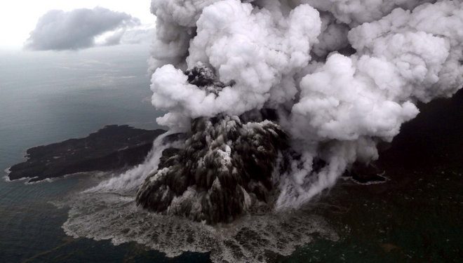 An aerial view of Anak Krakatau volcano during an eruption at Sunda strait in South Lampung, Indonesia, December 23, 2018 in this photo taken by Antara Foto.  Antara Foto/Bisnis Indonesia/Nurul Hidayat/ via REUTERS  ATTENTION EDITORS - THIS IMAGE WAS PROVIDED BY A THIRD PARTY. MANDATORY CREDIT. INDONESIA OUT.