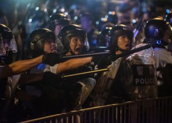 Riot police shout at protesters during clashes after a rally against a controversial extradition law proposal in Hong Kong on June 10, 2019. - Hong Kong witnessed its largest street protest in at least 15 years on June 9 as crowds massed against plans to allow extraditions to China, a proposal that has sparked a major backlash against the city's pro-Beijing leadership. (Photo by Philip FONG / AFP)