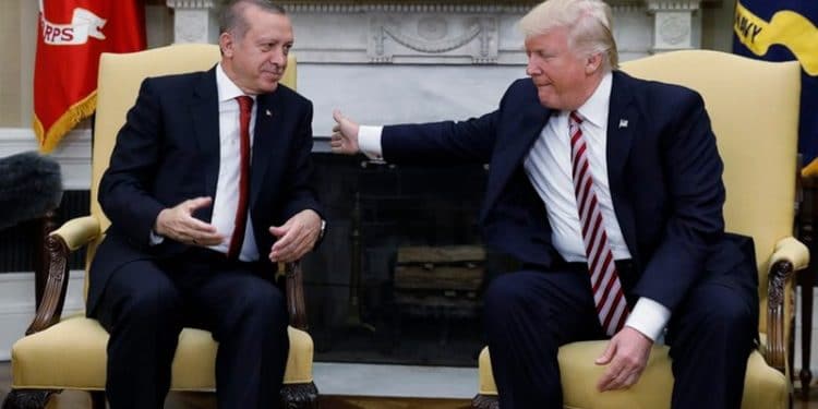 Turkey's President Recep Tayyip Erdogan (L) meets with U.S President Donald Trump in the Oval Office of the White House in Washington, U.S. May 16, 2017. REUTERS/Kevin Lamarque - HP1ED5G1BT0BQ