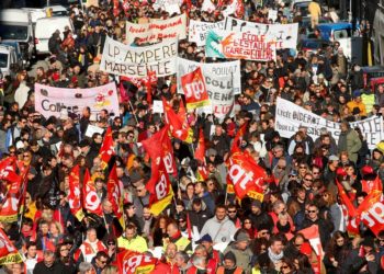 French CGT labour union workers and teachers on strike attend a demonstration against French government's pensions reform plans in Marseille as part of a second day of national strike and protests in France, December 10, 2019.  REUTERS/Jean-Paul Pelissier