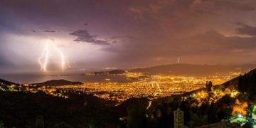 Εικόνα 1. Μεγάλος αριθμός ηλεκτρικών εκκενώσεων καταγράφηκαν στις 15 Αυγούστου 2019. Η φωτογραφία από το Πήλιο είναι του Oltion Xhezairi και απεικονίζει τις καταιγίδες δυτικά του Βόλου που δυστυχώς στοίχισαν τη ζωή ενός αγρότη στο Σέσκλο. 