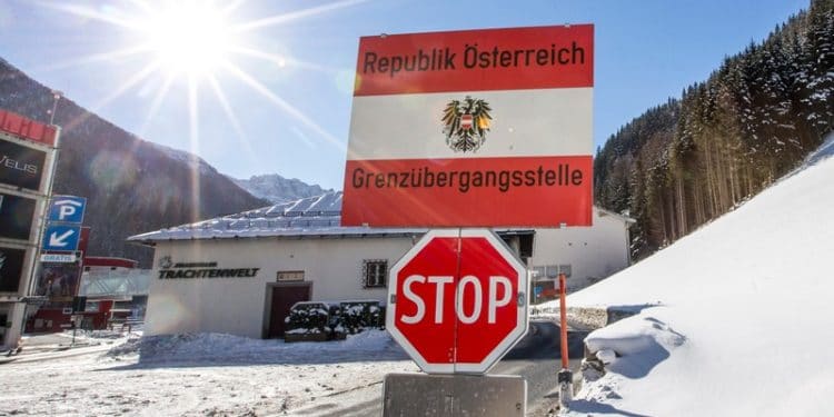 epa06066276 (FILE) -  A border sign at the border post between Tyrol, Austria, and South Tyrol, Italy, viewed from the Austria side on 19 January 2016, (reissued 04 July 2017). Media reports on 04 July 2017 state that Austrian Defence Minister Hans Peter Doskozil has said that troops could go to the Brenner Pass, the border in Tyrol between Austria and Italy and four Pandur armoured personnel carriers had been sent to  Tyrol with 750 troops on readiness to move in an effort to stop any large numbers of migrants croassing the border.  EPA/JAN HETFLEISCH