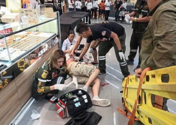 EDITORS NOTE: Graphic content / This photograph taken on January 9, 2020 and received from ViralPress shows paramedics helping a man wounded during a robbery at the Robinson shopping mall in the town of Lopburi, some 150 miliometres (90 miles) north of Bangkok. - A masked gunman killed three people including a two-year-old child and wounded four after shooting up and robbing a gold shop at the mall in central Thailand, police said on January 10. (Photo by STR / ViralPress / AFP) / MANDATORY CREDIT: ViralPress