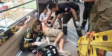 EDITORS NOTE: Graphic content / This photograph taken on January 9, 2020 and received from ViralPress shows paramedics helping a man wounded during a robbery at the Robinson shopping mall in the town of Lopburi, some 150 miliometres (90 miles) north of Bangkok. - A masked gunman killed three people including a two-year-old child and wounded four after shooting up and robbing a gold shop at the mall in central Thailand, police said on January 10. (Photo by STR / ViralPress / AFP) / MANDATORY CREDIT: ViralPress