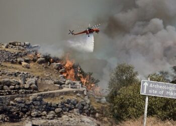 Ελικόπτερο της Πυροσβεστικής κάνει ρίψεις νερού σε μέτωπο φωτιάς (αρχείο)