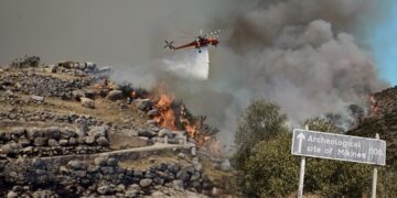 Ελικόπτερο της Πυροσβεστικής κάνει ρίψεις νερού σε μέτωπο φωτιάς (αρχείο)