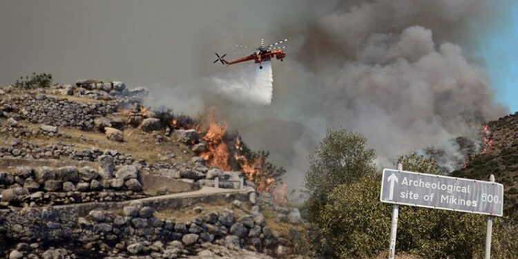 Ελικόπτερο της Πυροσβεστικής κάνει ρίψεις νερού σε μέτωπο φωτιάς (αρχείο)