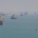 Σουέζ: Κονβόι 43 πλοίων διαπλέει τη διώρυγα τώρα