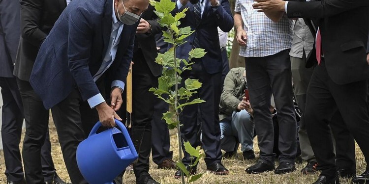 Ο Μεβλού Τσαβούσογλου ποτίζει