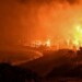 Εκτός ελέγχου η φωτιά στον Σχίνο: Απειλήθηκαν τα Μέγαρα τη νύχτα