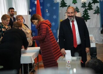 Ο Νικόλ Πασινιάν ψηφίζειστις εκλογές στην Αρμενία