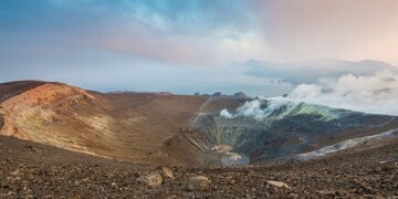 Εκκενώνεται το νησί Vulcano