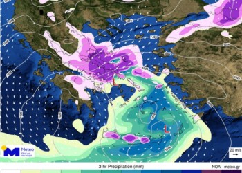 Γράφημα 2: Ο εκτιμώμενος αθροιστικός υετός 3ώρου σε μορφή χιονιού με μωβ αποχρώσεις και σε μορφή βροχής με πράσινες και μπλε αποχρώσεις μεταξύ 11:00-14:00 της Δευτέρας 24/01 απο το προγνωστικό μοντέλο του Εθνικού Αστεροσκοπείου Αθηνών / meteo.gr. Οι γκρίζες γραμμές απεικονίζουν την ατμοσφαρική πίεση στη μέση στάθμη της θάλασσας και τα λευκά βέλη την διεύθυνση του ανέμου στις 14:00 της Δευτέρας 24/01. 