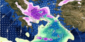 Γράφημα 2: Ο εκτιμώμενος αθροιστικός υετός 3ώρου σε μορφή χιονιού με μωβ αποχρώσεις και σε μορφή βροχής με πράσινες και μπλε αποχρώσεις μεταξύ 11:00-14:00 της Δευτέρας 24/01 απο το προγνωστικό μοντέλο του Εθνικού Αστεροσκοπείου Αθηνών / meteo.gr. Οι γκρίζες γραμμές απεικονίζουν την ατμοσφαρική πίεση στη μέση στάθμη της θάλασσας και τα λευκά βέλη την διεύθυνση του ανέμου στις 14:00 της Δευτέρας 24/01. 