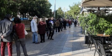 Ουρες για rapid τεστ στη Νέα Σμύρνη