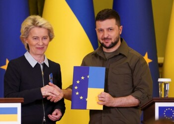 European Commission President Ursula von der Leyen shakes hands with Ukrainian President Volodymyr Zelenskiy as they attend a news conference, as Russia's invasion of Ukraine continues, in Kyiv, Ukraine, April 8, 2022. REUTERS/Janis Laizans