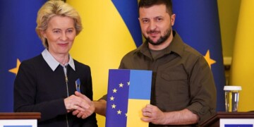 European Commission President Ursula von der Leyen shakes hands with Ukrainian President Volodymyr Zelenskiy as they attend a news conference, as Russia's invasion of Ukraine continues, in Kyiv, Ukraine, April 8, 2022. REUTERS/Janis Laizans