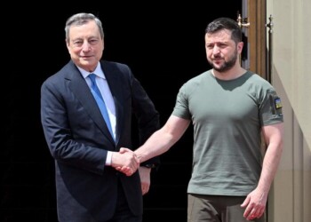 Ukrainian President Volodymyr Zelensky shakes hand with Prime minister of Italy Mario Draghi (L) in Mariinsky Palace, in Kyiv, on June 16, 2022. - It is the first time that the leaders of the three European Union countries have visited Kyiv since Russia's February 24 invasion of Ukraine. (Photo by Sergei SUPINSKY / AFP)