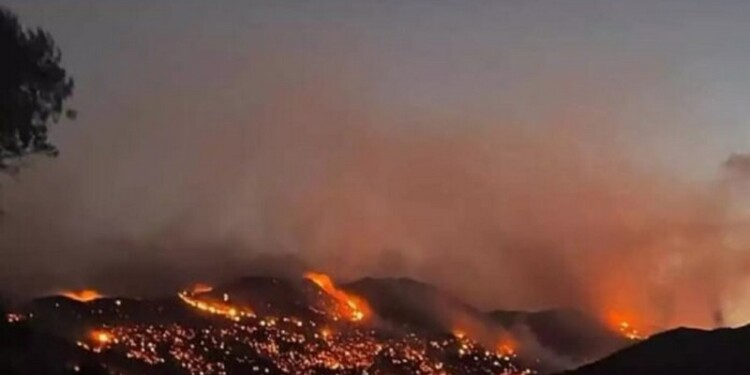 Για δεύτερη ημέρα μαίνεται ανεξέλεγκτη η φωτιά στην περιοχή δήμου Αγίου Βασιλείου στο Ρέθυμνο της Κρήτης, με την πυροσβεστική να μην παράσχει επαρκή ενημέρωση