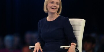 Liz Truss sittig