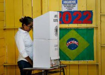 Στον δεύτερο γύρο θα εκλεγεί τελικά ο επόμενος πρόεδρος της Βραζιλίας, με  τον Λούλα ντα Σίλβα να επανεμφανίζεται αλλά να αποτυγχάνει να κάνει αυτό που προέβλεπαν οι δημοσκοπήσεις και τον Μπολσονάρο να παραμένει ισχυρός, μετά από μια εξαιρετικά προβληματική πρώτη θητεία.