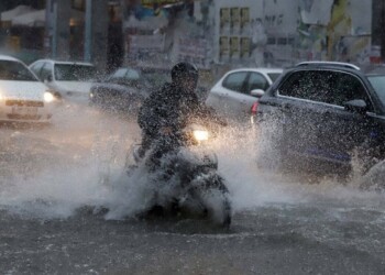 Σε αποσύνθεση φαίνεται ότι βρίσκεται το δίκτυο ηλεκτροδότησης της ελληνικής πρωτεύουσας, ενώ πανικός επικρατεί στις αρχές που έχουν επιφορτιστεί με τη διαχείριση της κακοκαιρίας