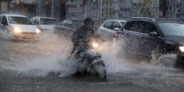 Σε αποσύνθεση φαίνεται ότι βρίσκεται το δίκτυο ηλεκτροδότησης της ελληνικής πρωτεύουσας, ενώ πανικός επικρατεί στις αρχές που έχουν επιφορτιστεί με τη διαχείριση της κακοκαιρίας