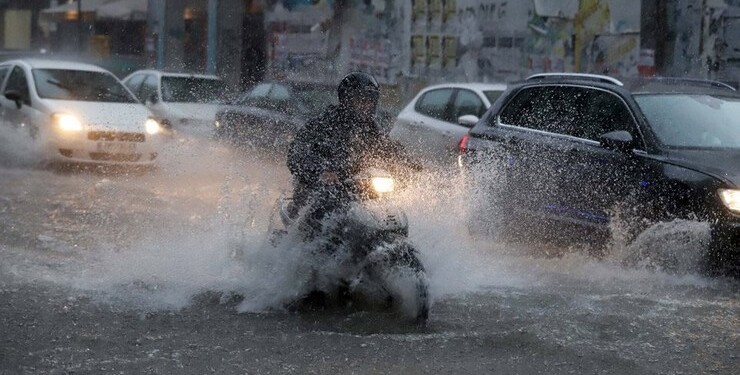 Σε αποσύνθεση φαίνεται ότι βρίσκεται το δίκτυο ηλεκτροδότησης της ελληνικής πρωτεύουσας, ενώ πανικός επικρατεί στις αρχές που έχουν επιφορτιστεί με τη διαχείριση της κακοκαιρίας